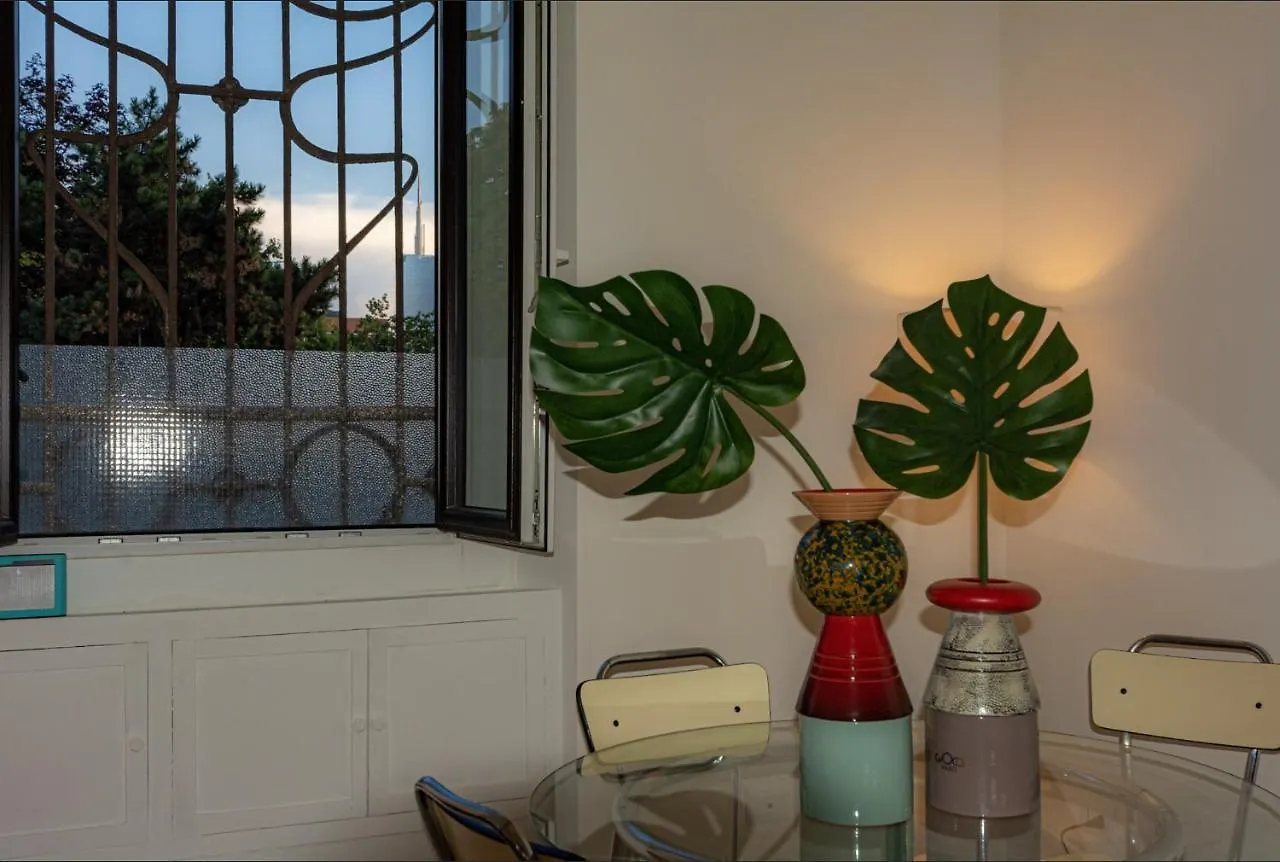 Secret Garden In The Heart Of Isola Apartment Milan Italy